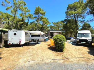 Campingplatz-Set-Up-mit-Bulli-und-Wohnwagen